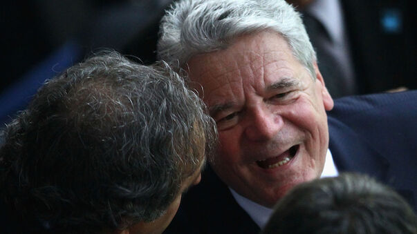 Gauck nimmt Schweini in Schutz