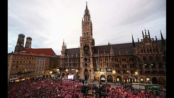 15.000 feiern am Marienplatz