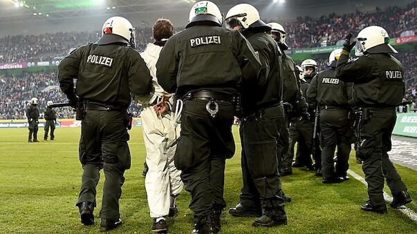 Köln-Hooligans stürmen Platz