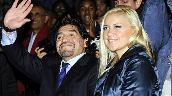 Maradona wirft mit Steinen