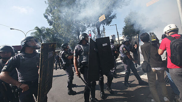 Polizei zerschlägt WM-Demo