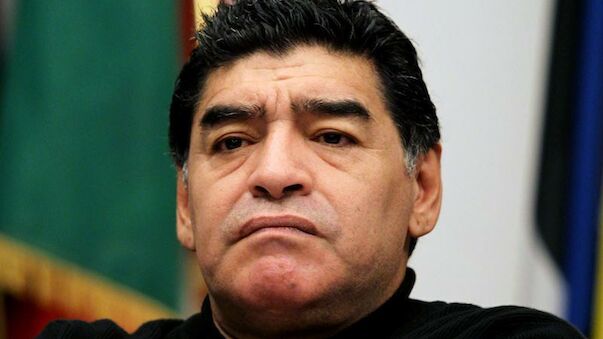 Maradona zeigt den Mittelfinger