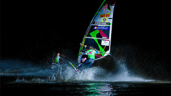 Spektakuläre Windsurf-Action bei Nacht