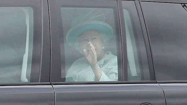 Queen beobachtet Fackellauf