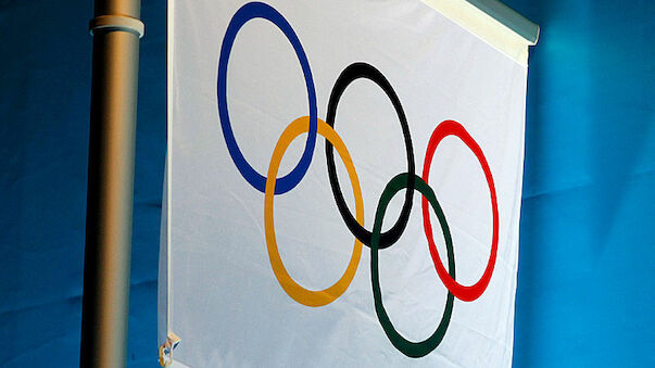 4 Sportler unter Olympia-Flagge