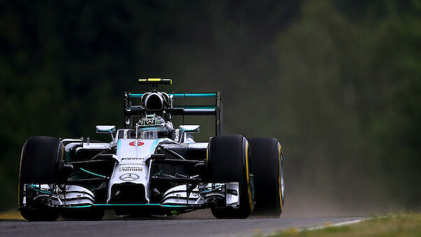 Mercedes im 1. Training voran