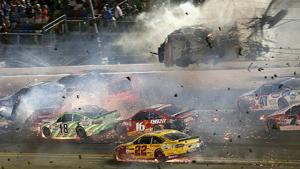 Schwerer Crash beim NASCAR
