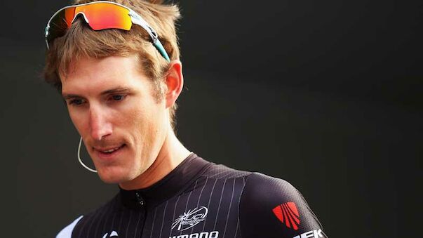 Andy Schleck steigt vom Rad