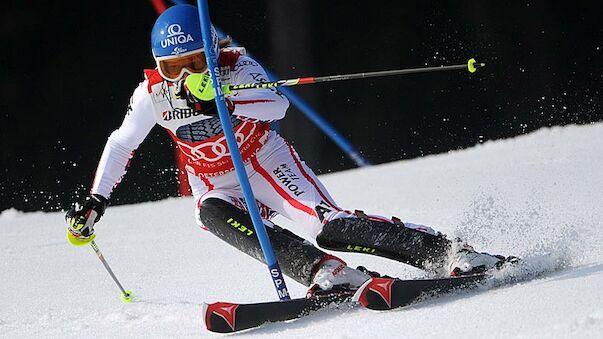 Schild fixiert Slalom-Kristall