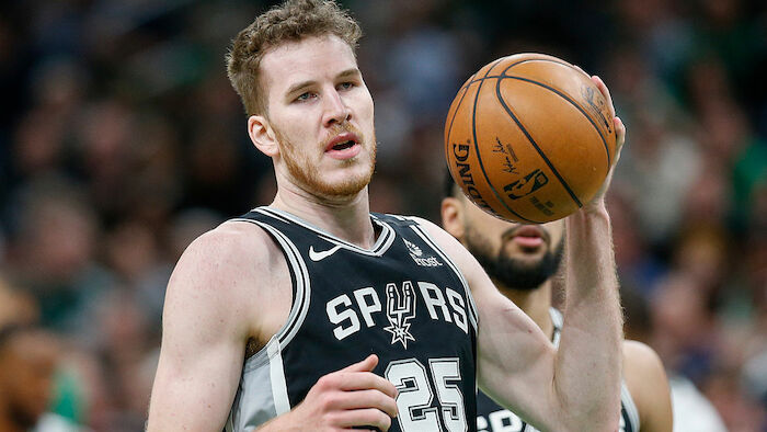 NBA: Jakob Pöltl fällt mit Seitenbandzerrung im rechten ...