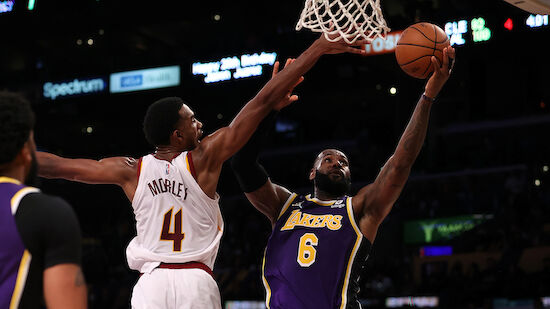 James führt fehlerhafte Lakers zu Sieg