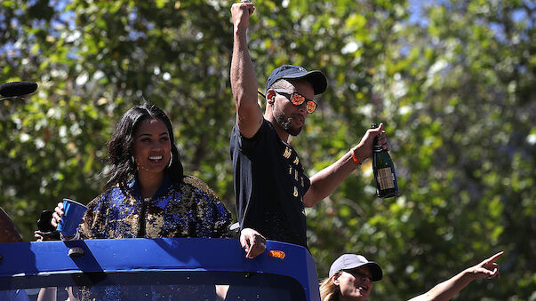 Große Parade: Curry und Co. feiern den NBA-Titel