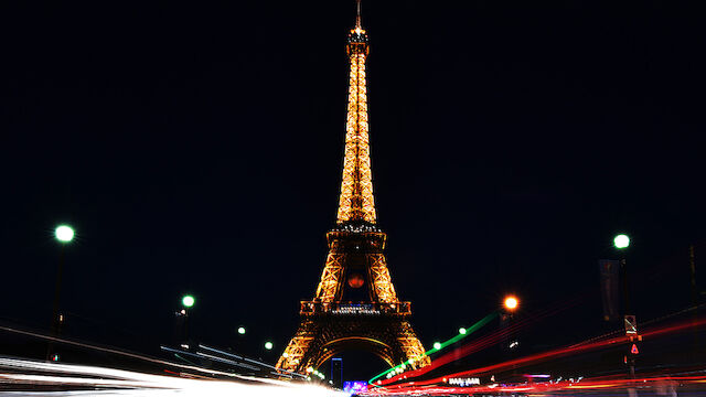 Beachvolleyballer freuen sich auf Eiffelturm