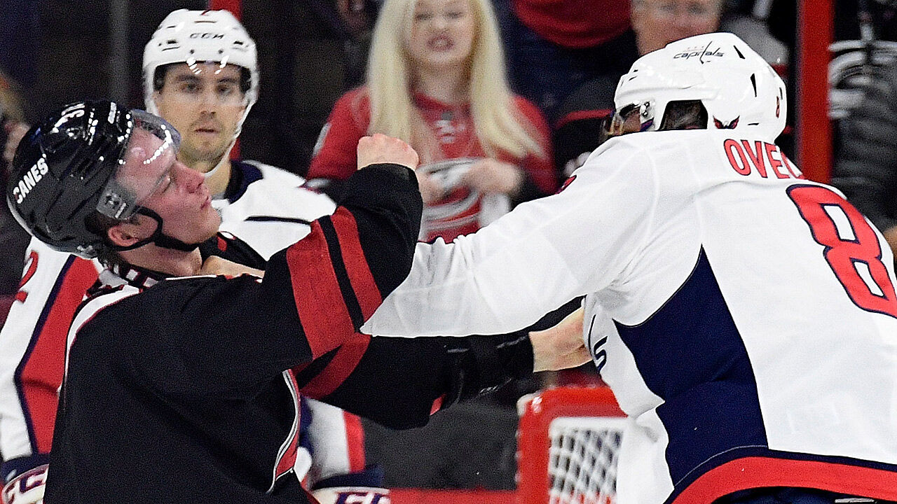 NHL: Alex Ovechkin schlägt Rookie Andrei Svechnikov k.o ...