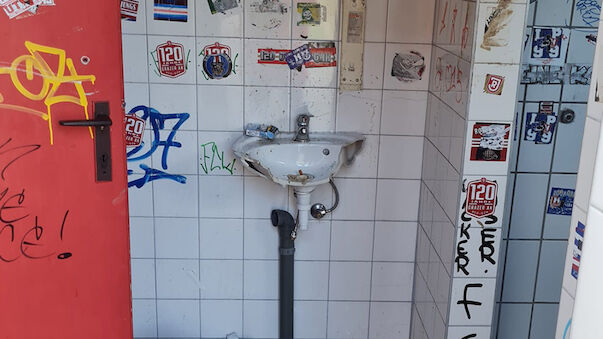 Blau-Weiß-Fans bringen Steyr neue Toiletten und Waschbecken
