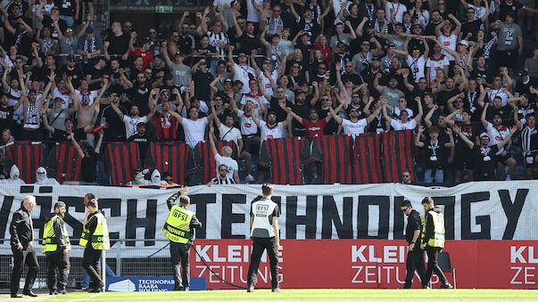 Aus Protest: LASK-Fans werfen mit Waschmittel-Tabs