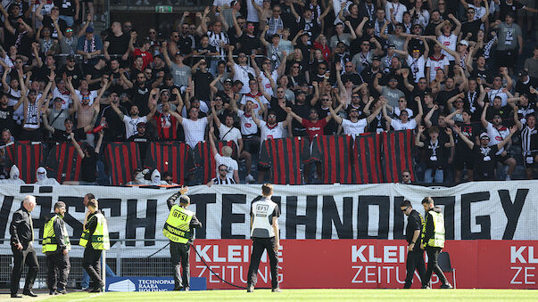 Aus Protest: LASK-Fans werfen mit Waschmittel-Tabs