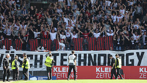 Aus Protest: LASK-Fans werfen mit Waschmittel-Tabs