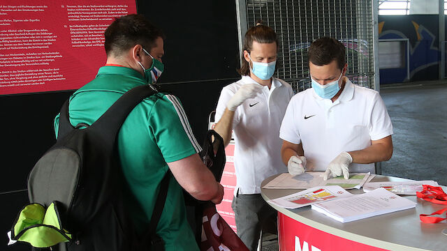 Zwei Rapid-Fans in Salzburg auf der Tribüne