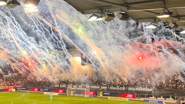 Feuerwerk! Sturm-Fans sorgen für Unterbrechung