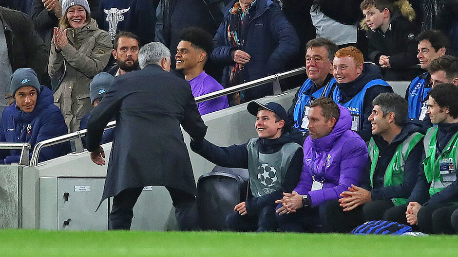 Tottenham-Coach Jose Mourinho feiert einen Balljungen ...