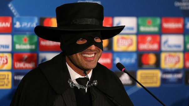 Donetsk-Trainer als Zorro bei Pressekonferenz