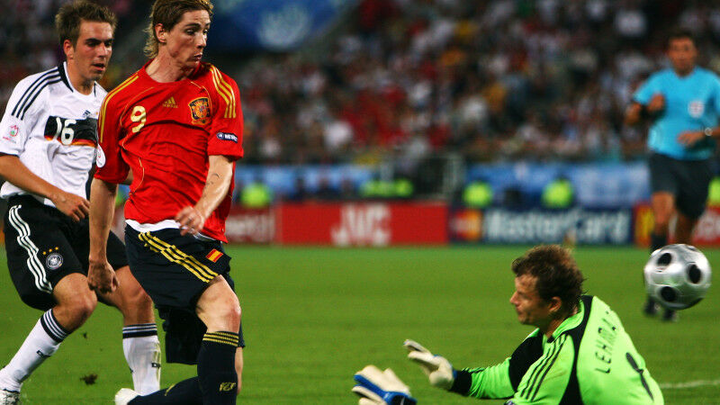 Titelfavorit Spanien eröffnet Tiki-Taka-Ära