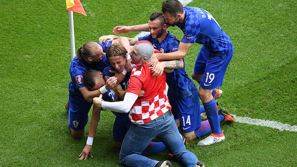 Kroatischer Fan jubelt mit Modric und Co. am Feld