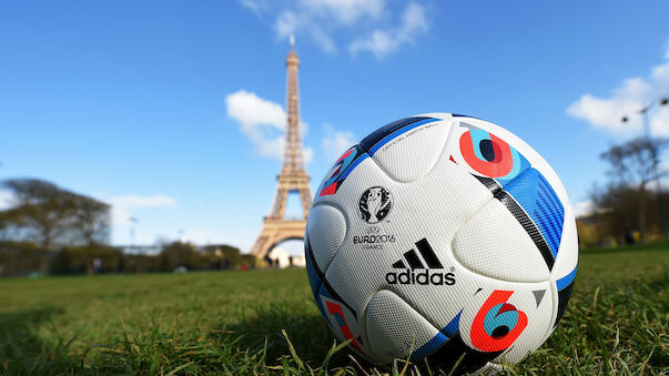 Riesige Fan-Zone am Eiffelturm während der EURO