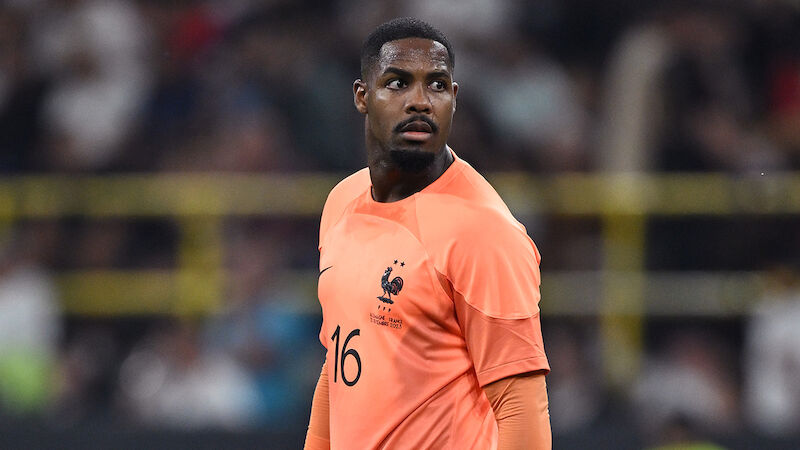 Mike Maignan (28)