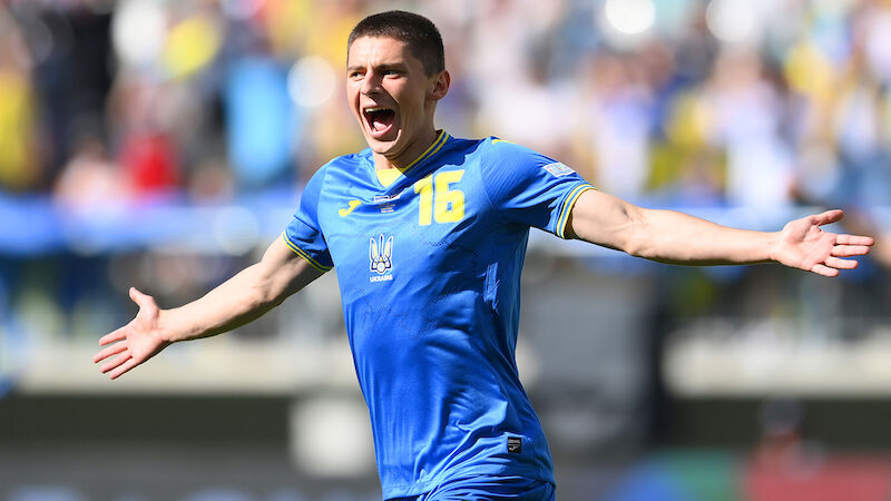 Vitaliy Mykolenko (25)
