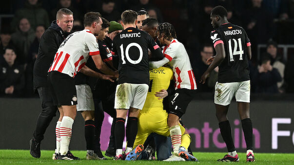 Sevilla-Torhüter am Feld von einem Fan attackiert!