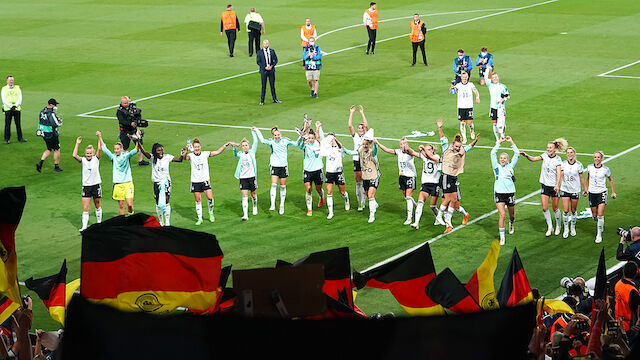 DFB-Team von tausenden Fans in Frankfurt empfangen