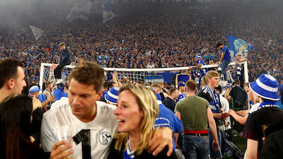 Aufstieg! Platzsturm auf Schalke