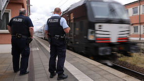 Polizei hält Zug mit HSV-Fans stundenlang an