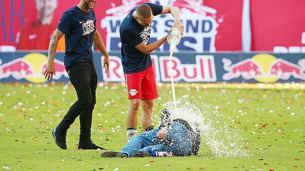 Rangnick verletzt sich bei Bierdusche