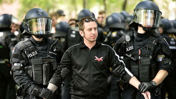 Polizei nimmt 530 Fans in Darmstadt fest