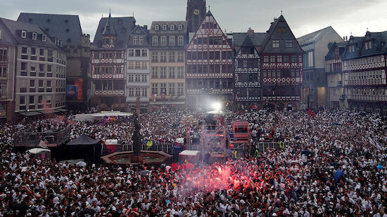 Ausnahmezustand! 200.000 feiern in Frankfurt