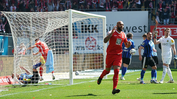 Fußball-Tornetz fängt Feuer durch Böller