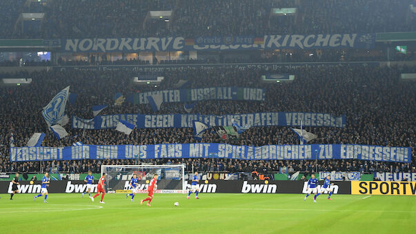 Schalke-Fans werfen DFB 