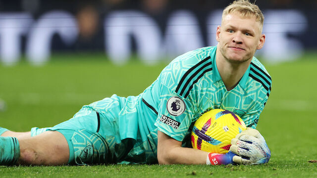 Tottenham-Fan tritt auf Arsenal-Keeper ein