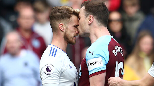 Kuriose Kussattacke von Ashley Barnes