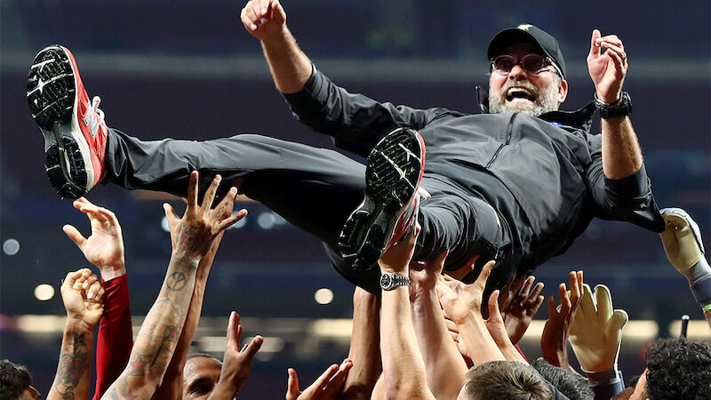 Die Spieler tragen Klopp auf Händen