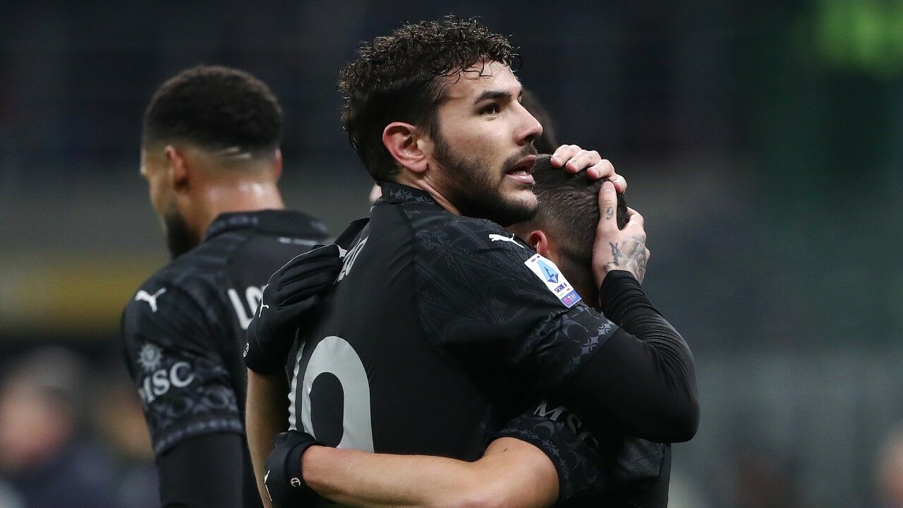 Il Milan festeggia la vittoria di misura sui campioni dell'SSC Napoli