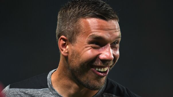 Podolski feiert mit Ultras im Fansektor