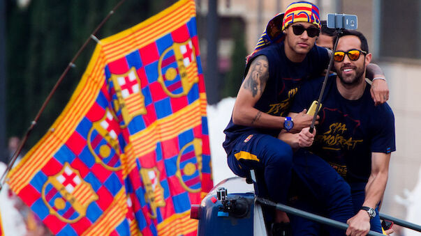 Barca-Stars lassen sich bei Triumphzug feiern