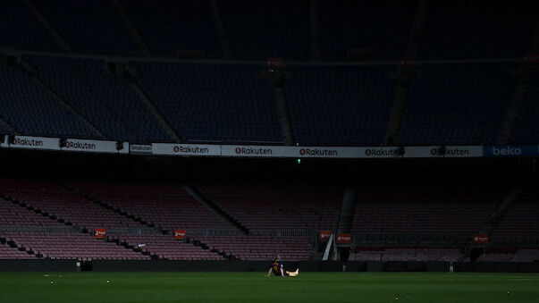 Andres Iniesta alleine im Camp Nou