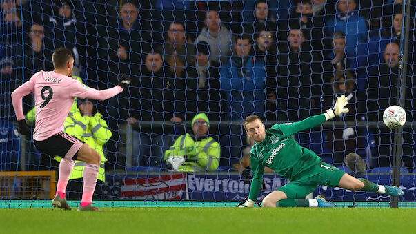 Leicester zittert sich im Elfer-Schießen weiter