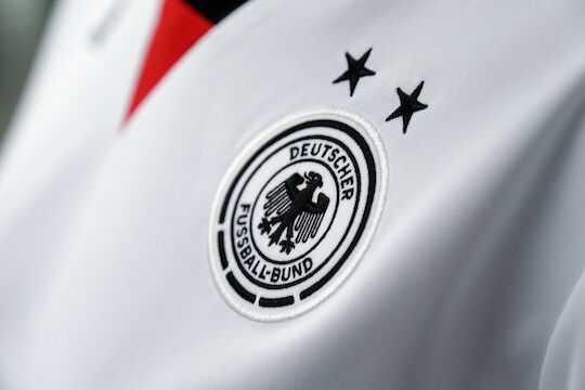 DFB-Team spielt in neuen Trikots der Frauen