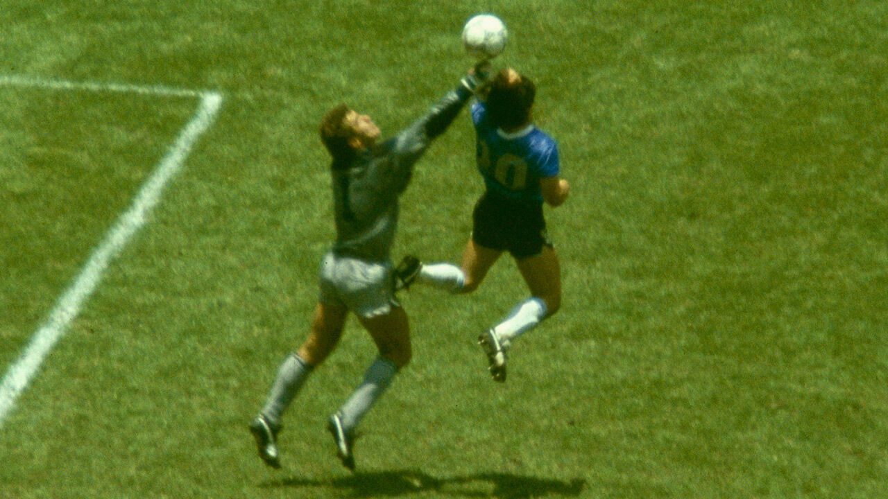 "HandGottesBall" Diego Maradonas um Millionen versteigert
